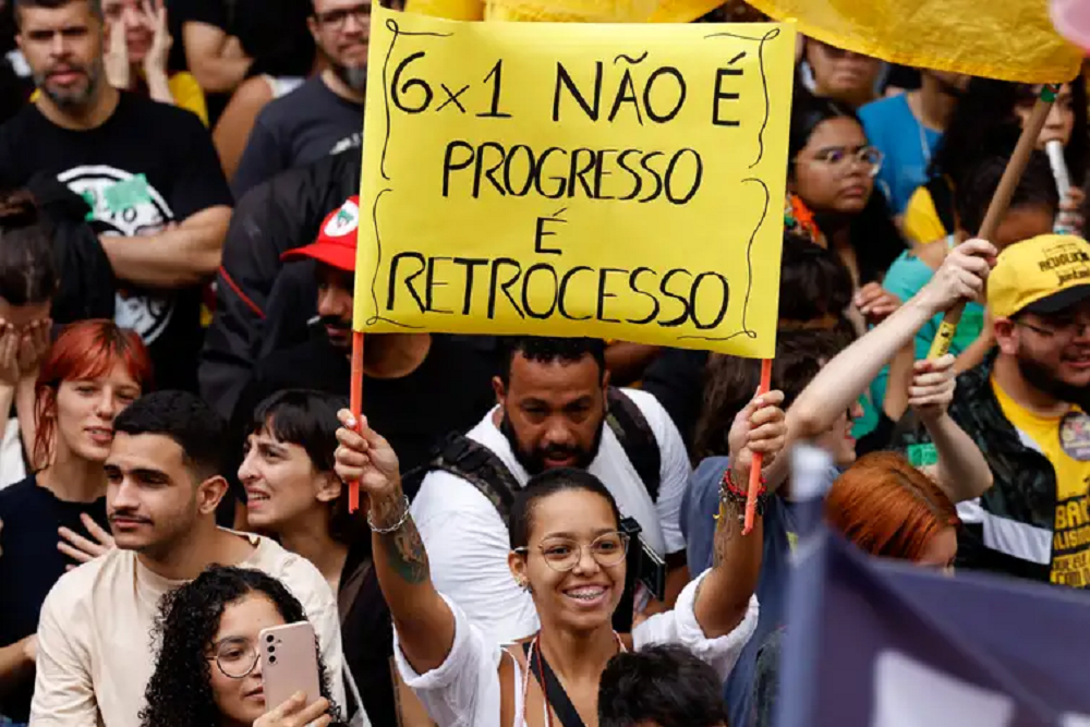 Rio de Janeiro (RJ), 15/11/2024 - Manifestantes reúnem-se em protesto pelo fim da jornada de trabalho 6x1, na Cinelândia