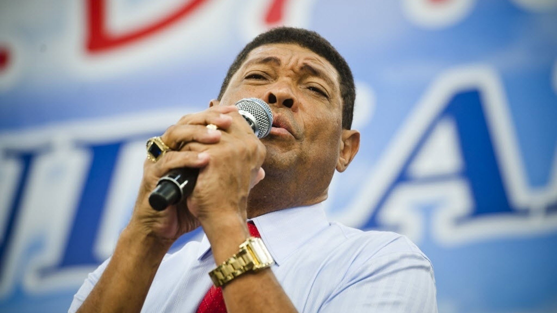 pastor Valdemiro Santiago falando em microfone com expressão de sofrimento, em foto feita de baixo para cima