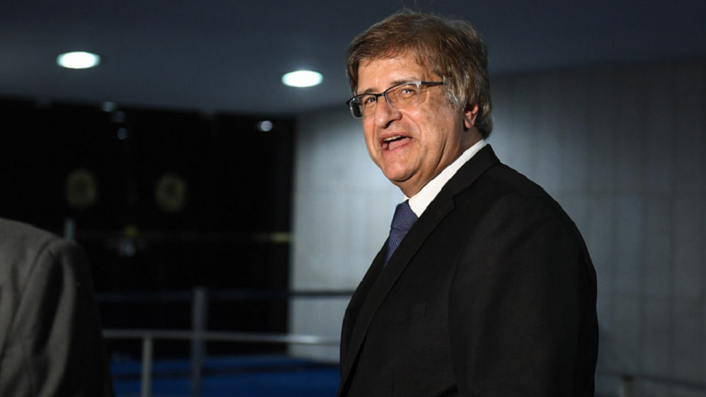 O procurador-geral da República, Paulo Gonet, falando e olhando para a câmera, de óculos, em pé