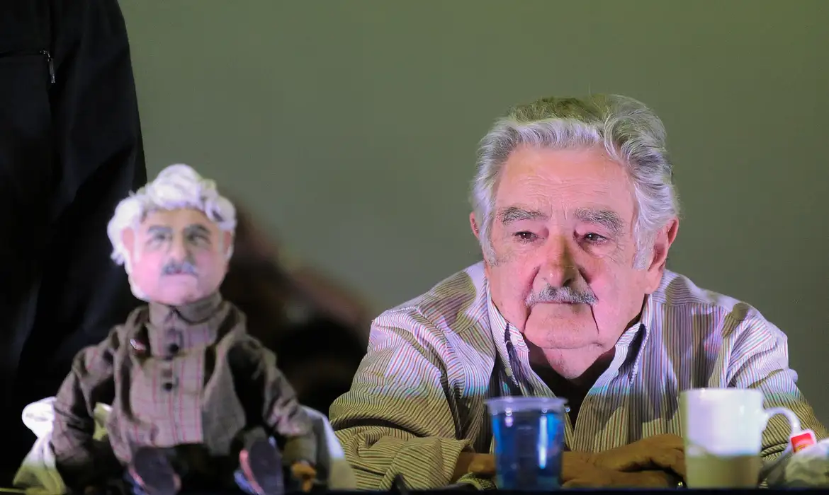 José "Pepe" Mujica, ex-presidente do Uruguai, com expressão pensativa