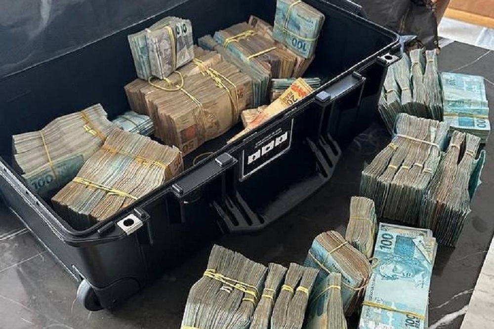 Dinheiro apreendido durante a operação da PF e Gaeco