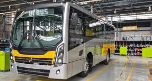 Microônibus da empresa UPBus estacionado em garagem