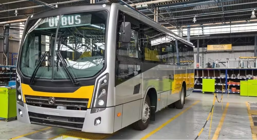 Microônibus da empresa UPBus estacionado em garagem