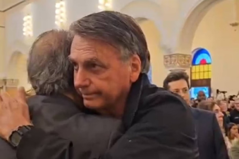 Valdemar e Bolsonaro se abraçando