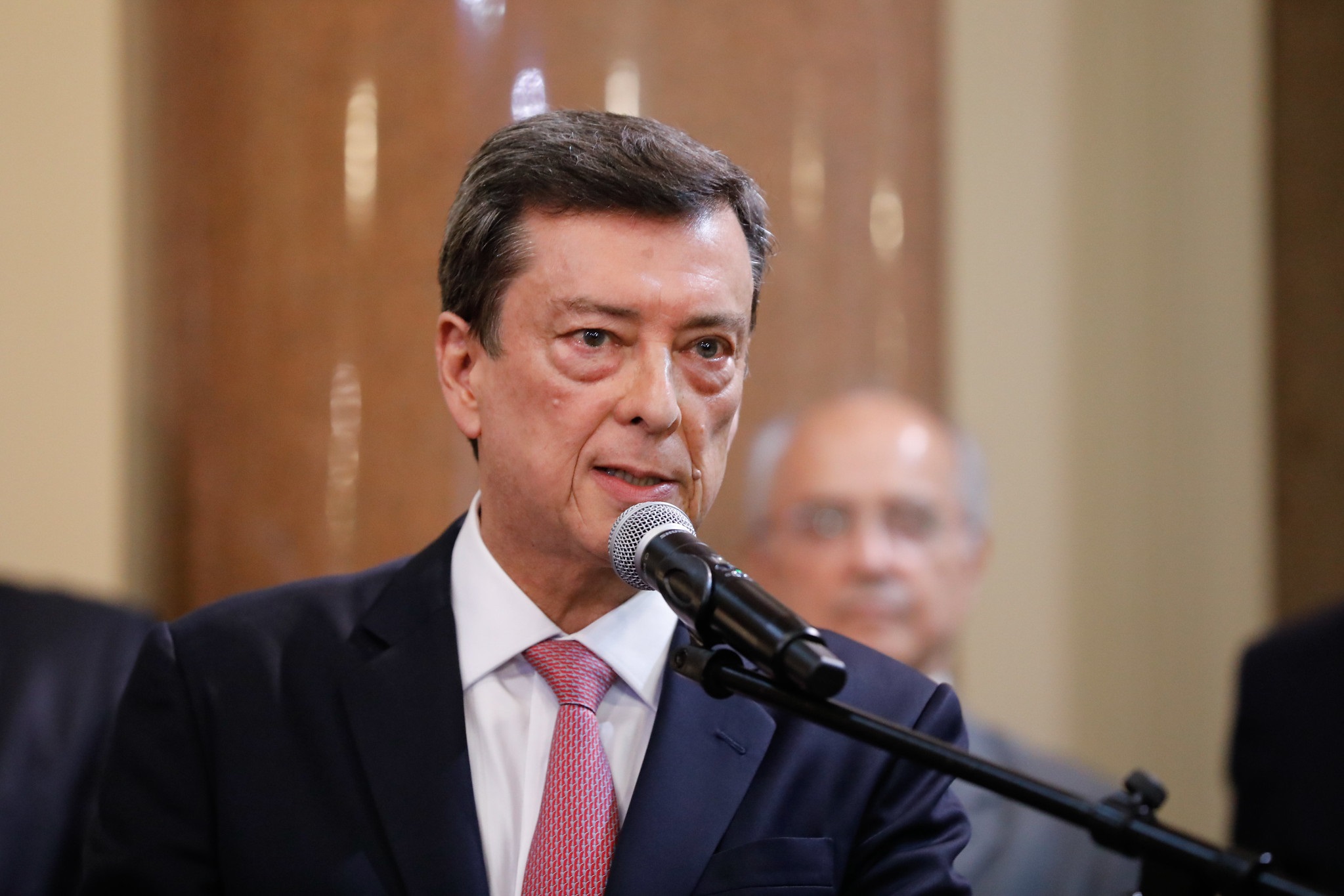 presidente do TJ-SP, Fernando Antonio Torres Garcia, falando em microfone com expressão séria, sem olhar para a câmera