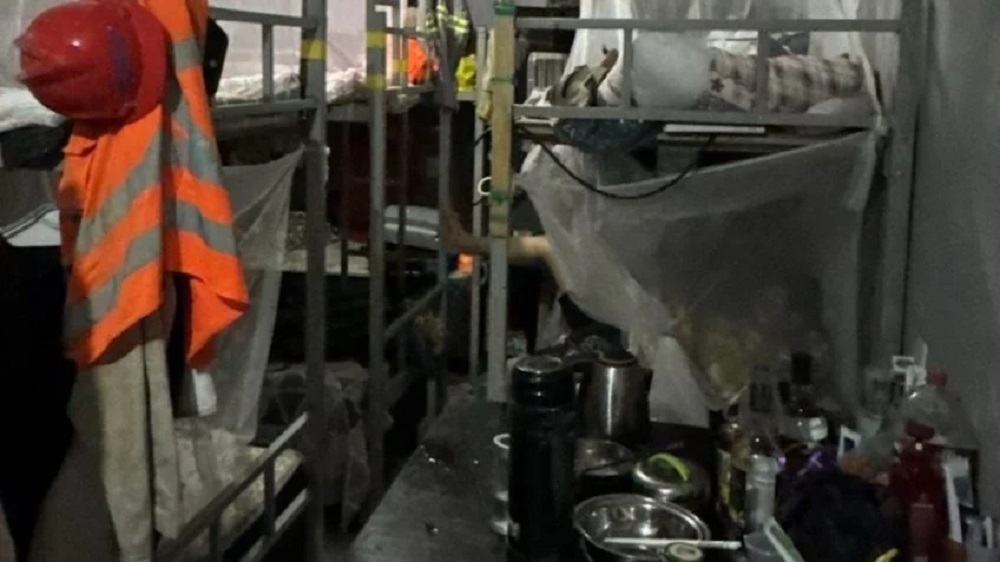 Um dos alojamentos que recebia operários para construção da fábrica na Bahia