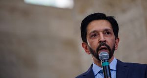prefeito Ricardo Nunes (MDB) segurando microfone com cara de espanto, sem olhar para a câmera