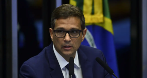 presidente do Banco Central, Roberto Campos Neto, sério, falando em microfone