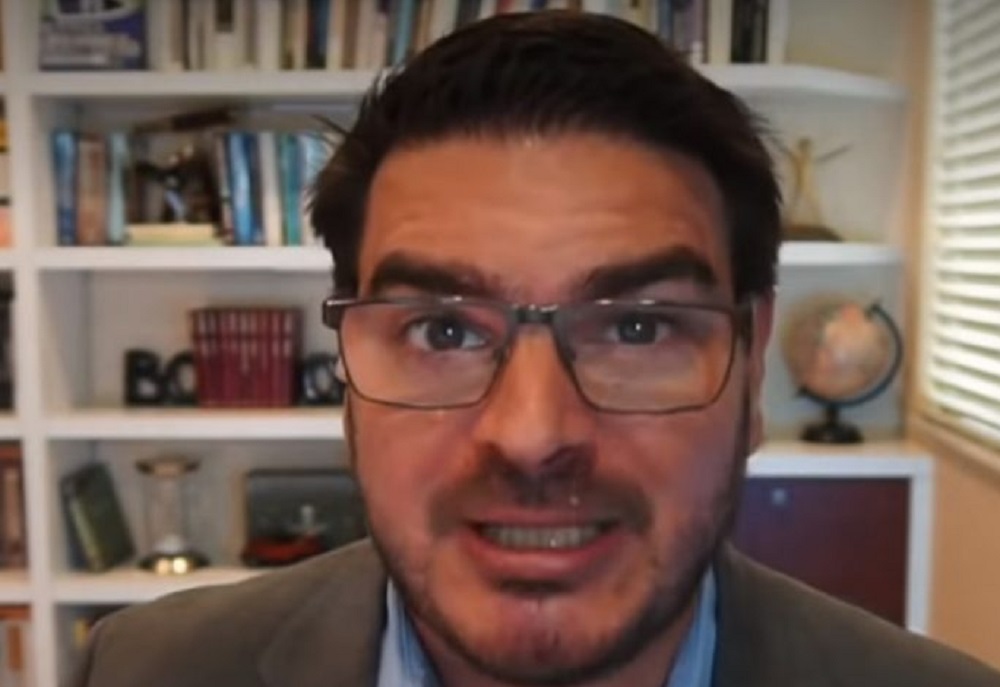 Rodrigo Constantino falando para a câmera, sério, de óculos