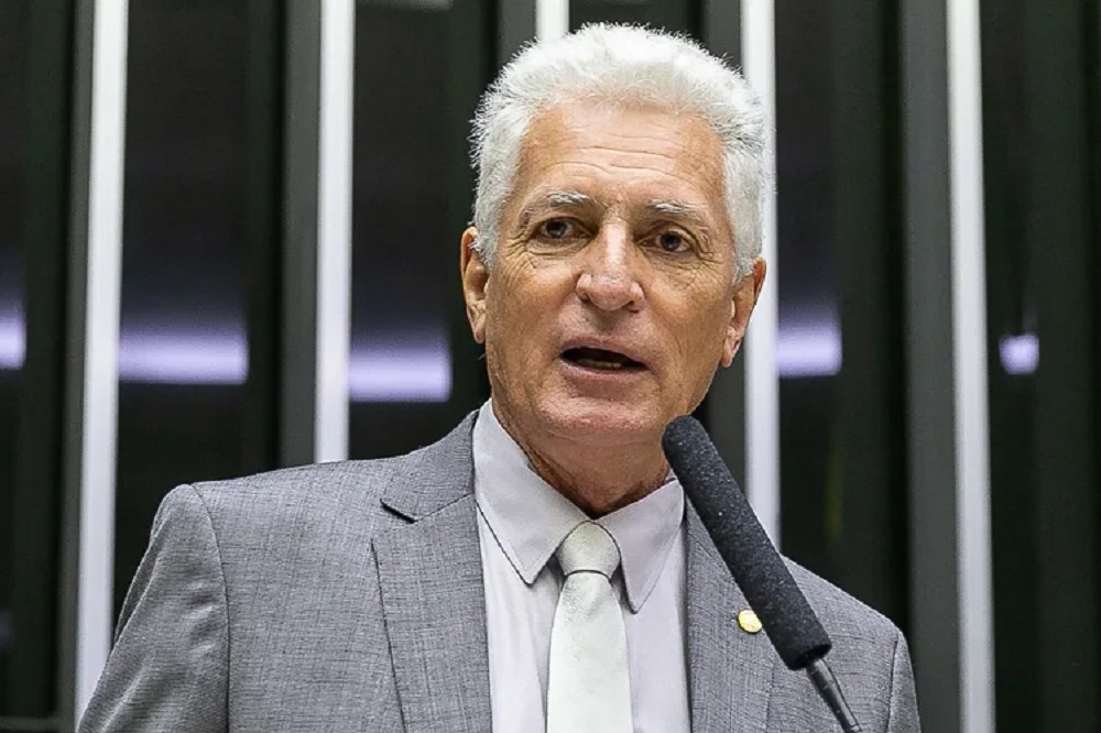 deputado federal Rogério Correia (PT-MG) falando em microfone, sério