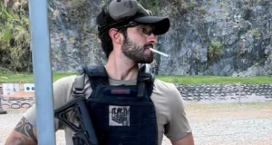 o empresário Marcelo Berlinck Costa de perfil, com cigarro na boca