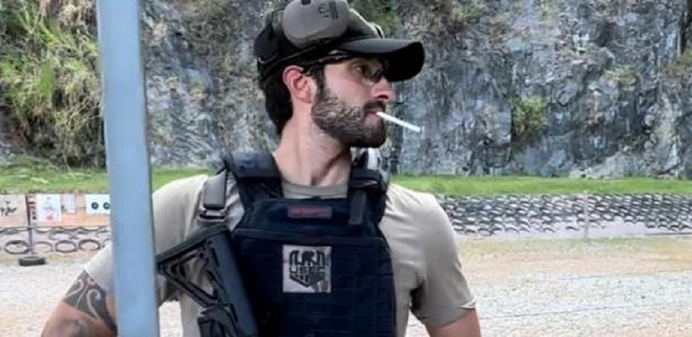 o empresário Marcelo Berlinck Costa de perfil, com cigarro na boca