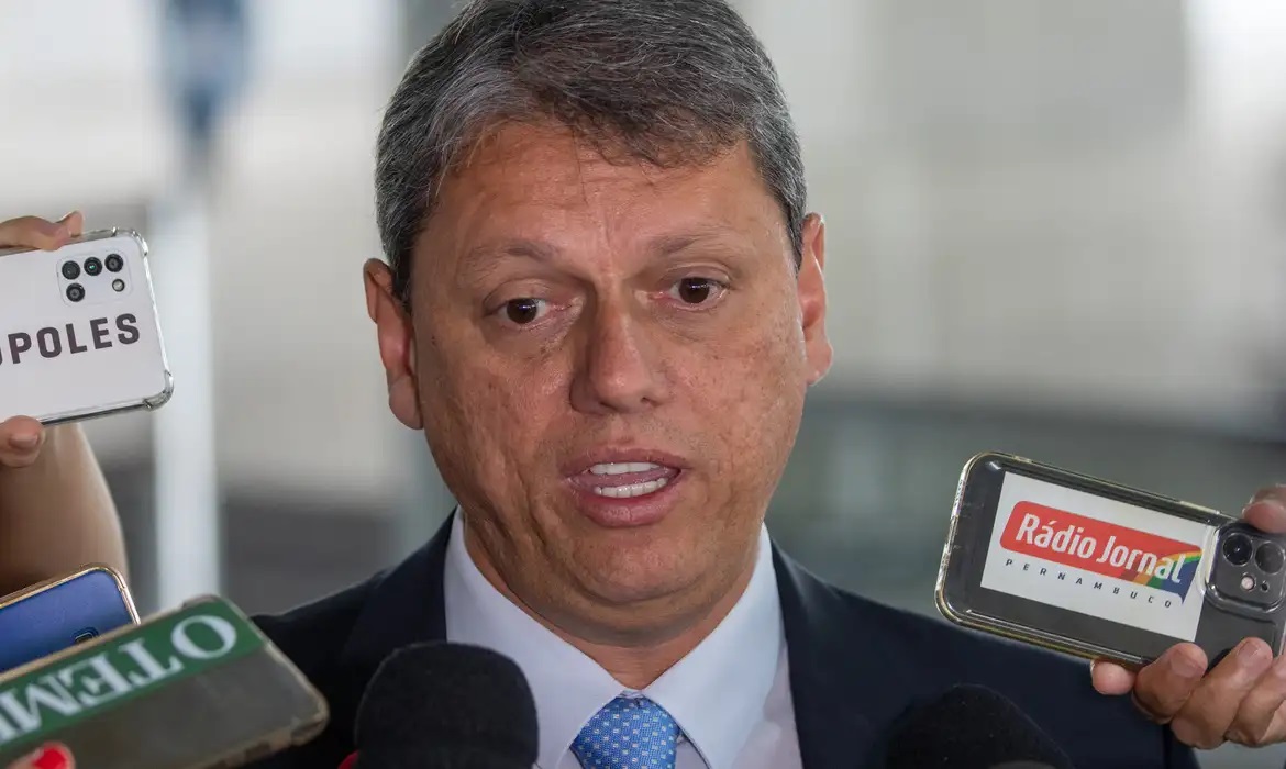 Tarcísio de Freitas (Republicanos) sério, falando para vários microfones