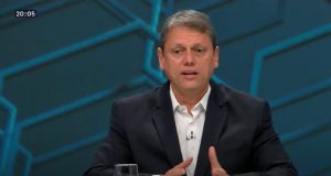 O governador de São Paulo, Tarcísio de Freitas (Republicanos), falando e gesticulando, sério