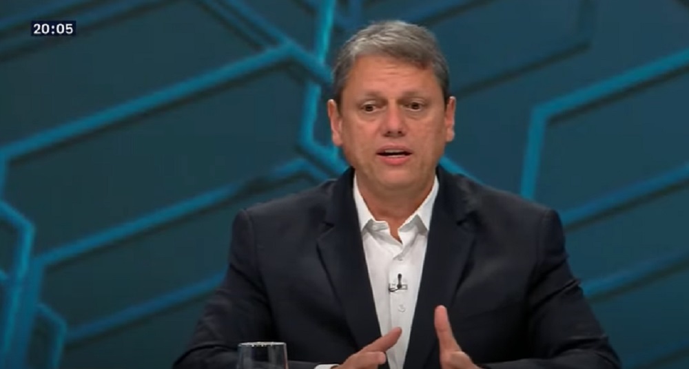 O governador de São Paulo, Tarcísio de Freitas (Republicanos), falando e gesticulando, sério