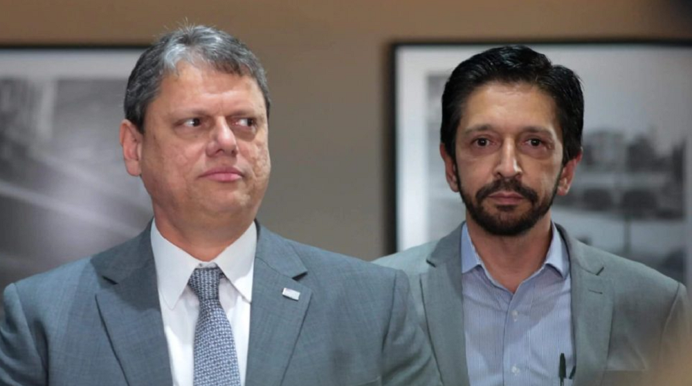 governador de São Paulo, Tarcísio de Freitas (Republicanos) e Ricardo Nunes sérios, lado a lado, o segundo olhando para a câmera