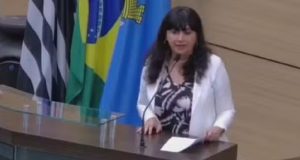 Vereadora Sirana Bosonkian (PDT) falando em microfone e segurando papel