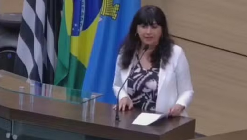 Vereadora Sirana Bosonkian (PDT) falando em microfone e segurando papel