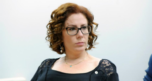 deputada federal Carla Zambelli (PL-SP) séria, olhando para o lado