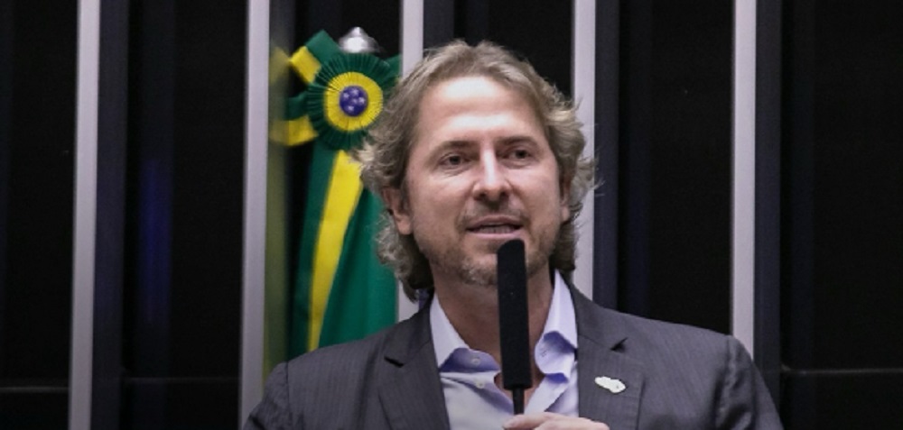 O deputado federal Zeca Dirceu (PT-PR) sério, falando em microfone