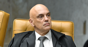 O ministro Alexandre de Moraes, do Supremo Tribunal Federal (STF), sentado, sério, olhando para o lado
