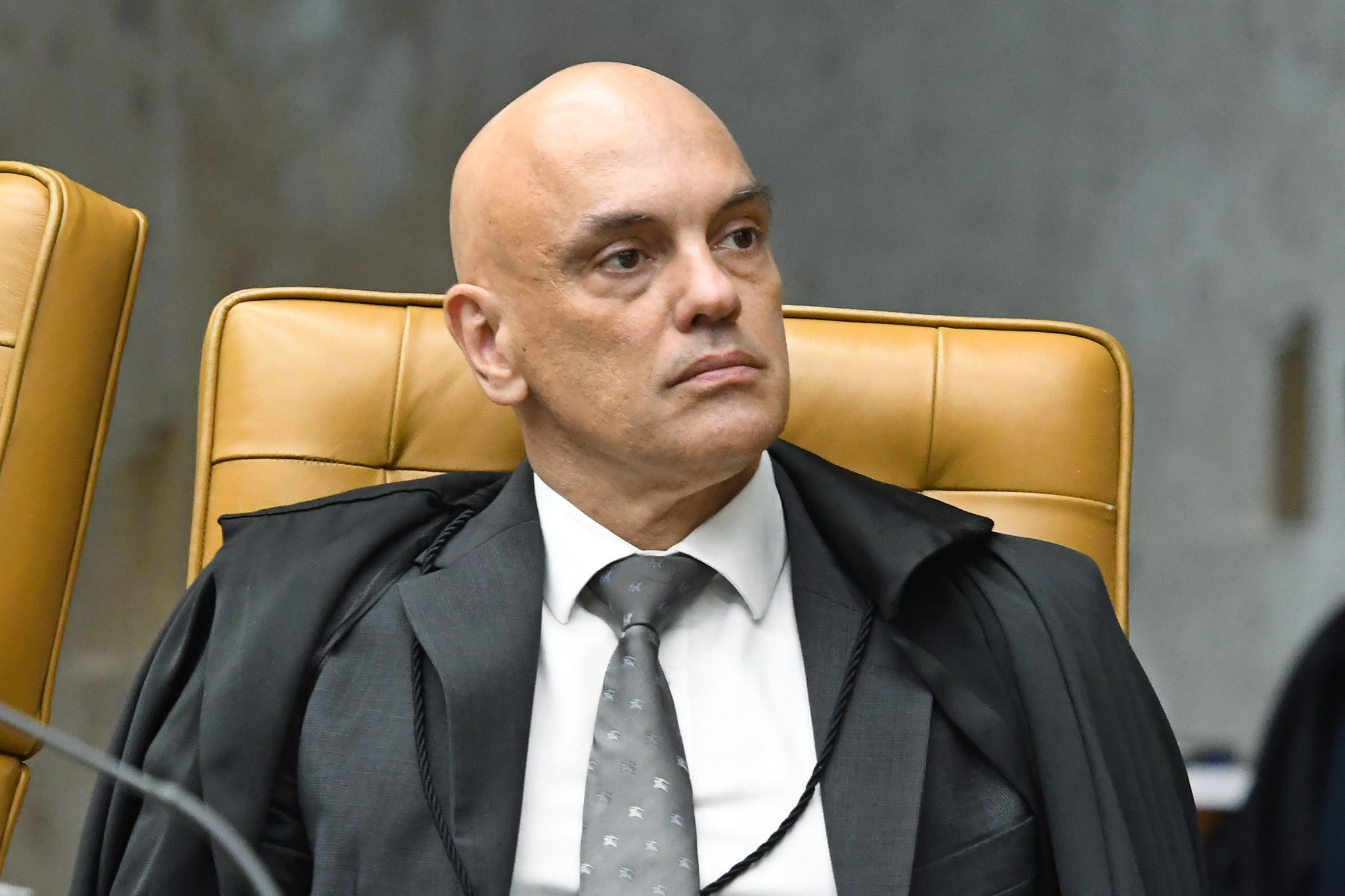 O ministro Alexandre de Moraes, do Supremo Tribunal Federal (STF), sentado, sério, olhando para o lado