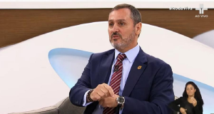 O diretor-geral da Polícia Federal, Andrei Rodrigues, no Roda Viva, falando e gesticulando, sério