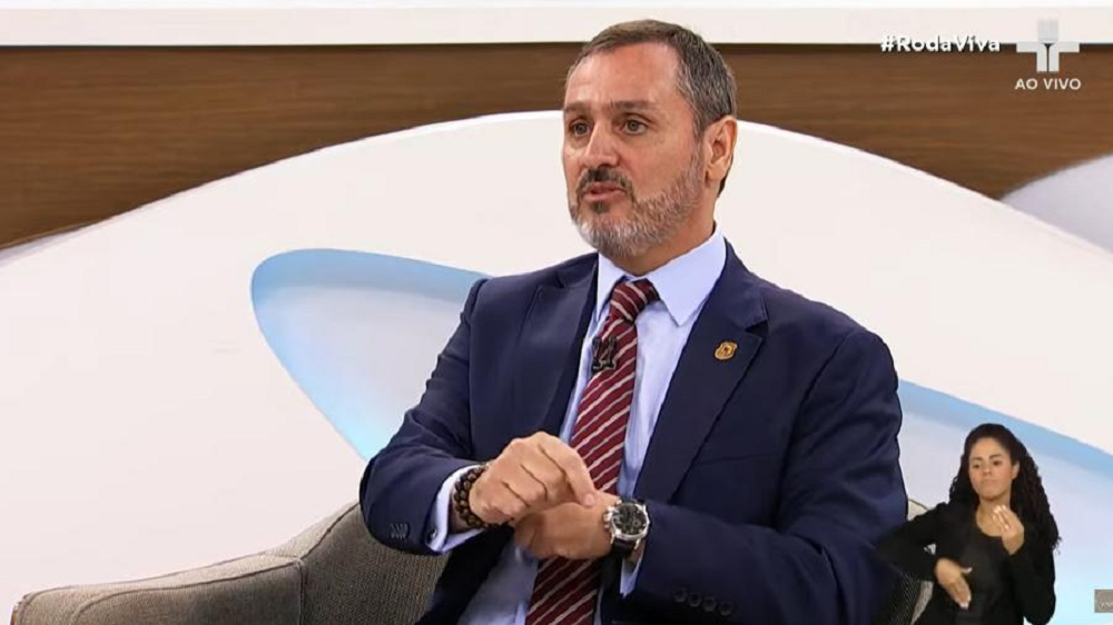O diretor-geral da Polícia Federal, Andrei Rodrigues, no Roda Viva, falando e gesticulando, sério