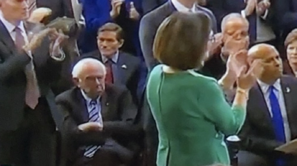 senador Bernie Sanders de braços cruzados na posse de Trump