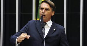 ex-presidente Jair Bolsonaro falando e gesticulando com expressão de raiva