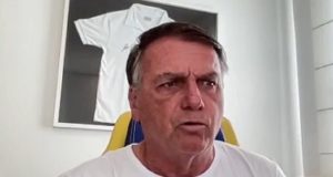 O ex-presidente Jair Bolsonaro (PL) falando, sério, sem olhar para a câmera, de camiseta branca