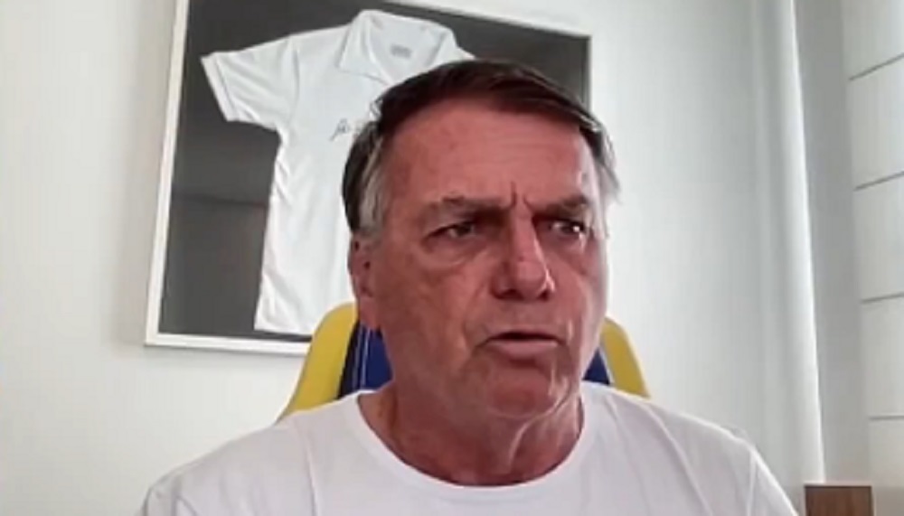 O ex-presidente Jair Bolsonaro (PL) falando, sério, sem olhar para a câmera, de camiseta branca
