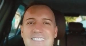 Henrique Marival de Sousa, é Guarda Civil de 1ª Classe de Osasco, sorrindo em selfie feita dentro de carro, em close