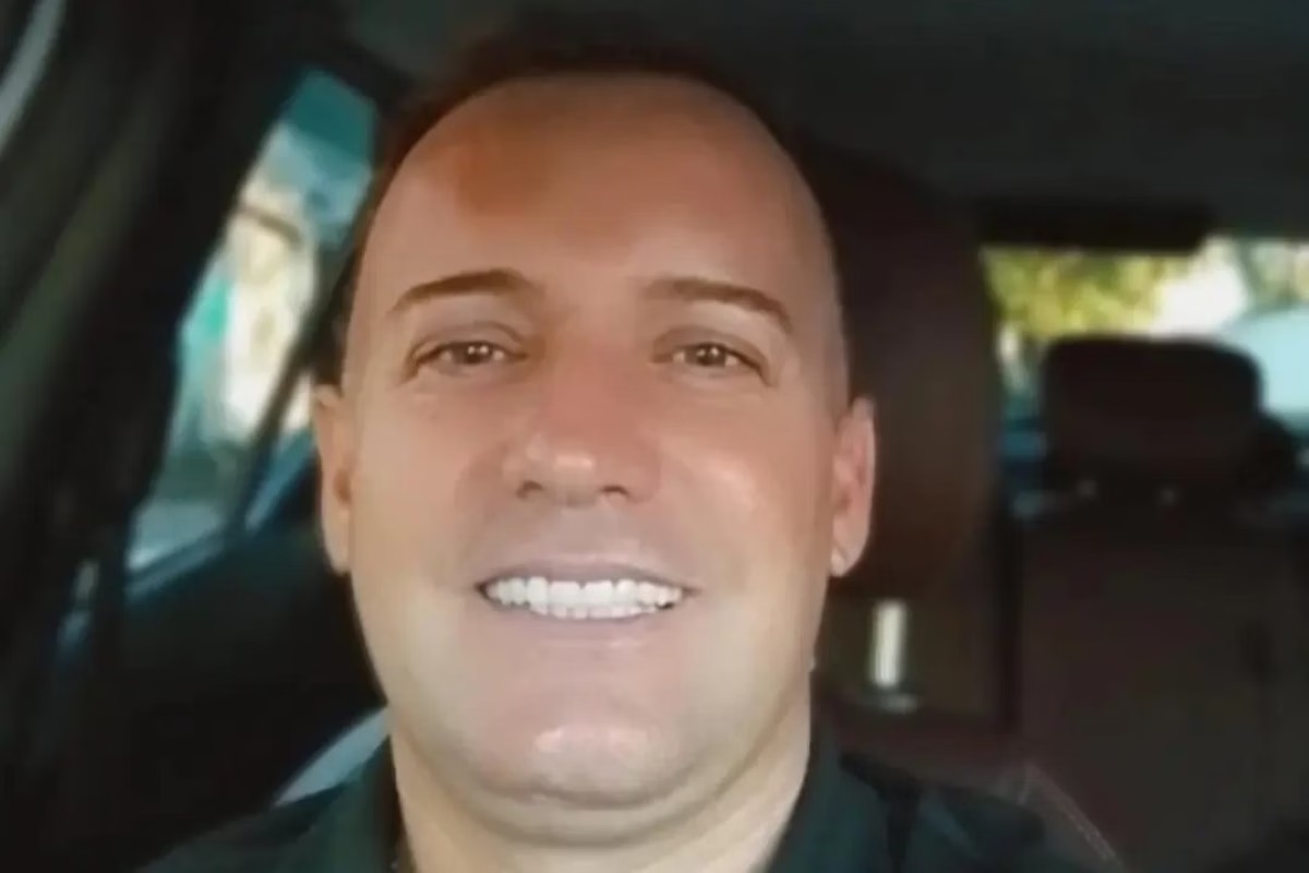 Henrique Marival de Sousa, é Guarda Civil de 1ª Classe de Osasco, sorrindo em selfie feita dentro de carro, em close