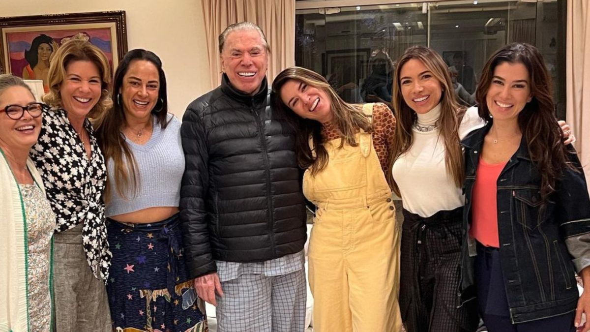 Silvio Santos em foto com as seis filhas, os sete em pé lado a lado e sorrindo