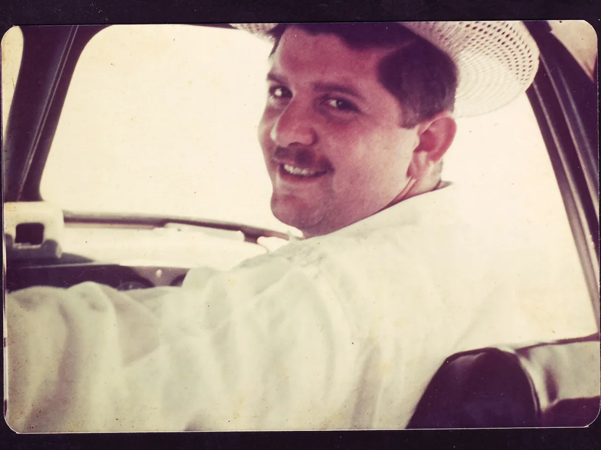 ex-deputado federal Rubens Paiva sorrindo e olhando para trás dentro de carro, com roupa branca