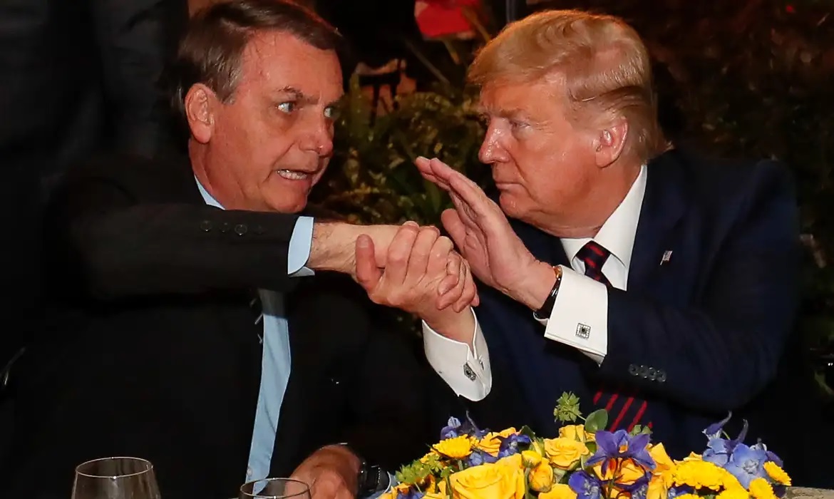 Jair Bolsonaro e Donald Trump em aperto de mãos