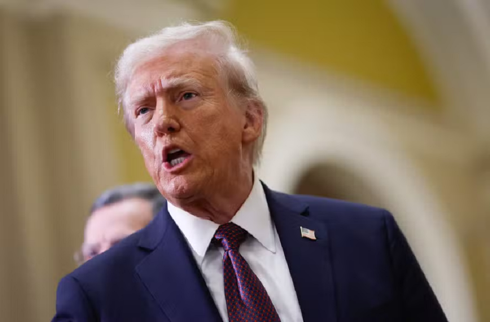 presidente dos Estados Unidos, Donald Trump, falando com expressão de raiva, inclinado para frente, sem olhar para a câmera