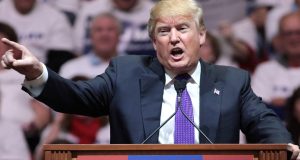 O presidente dos Estados Unidos, Donald Trump, falando com expressão de raiva e apontando para o lado