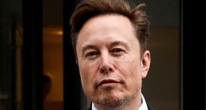 Elon Musk olhando para a câmera, em close, sério