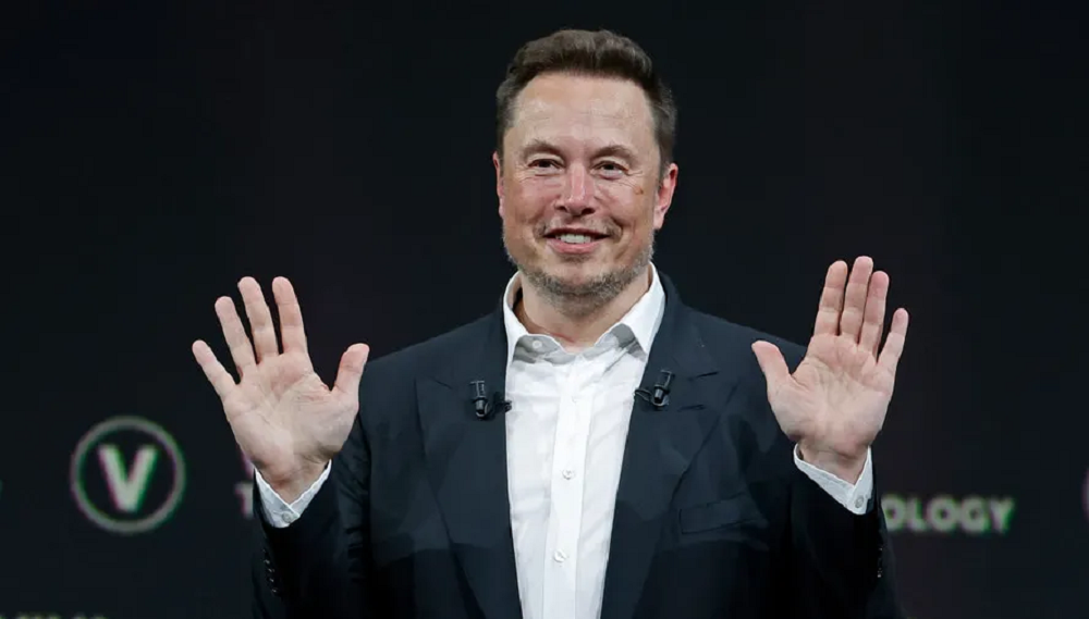 Elon Musk gesticulando e sorrindo com expressão debochada