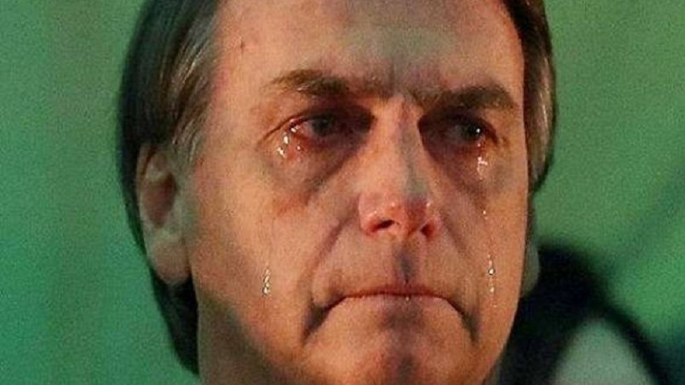 O ex-presidente Jair Bolsonaro chorando, em close, sem olhar para a câmera
