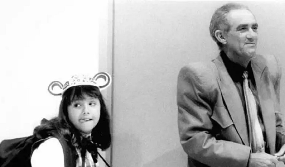 Duda Little, ainda criança, ao lado de Renato Aragão, em foto em preto e branco