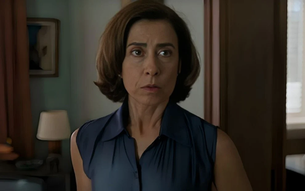 Fernanda Torres assustada em cena de Ainda Estou Aqui