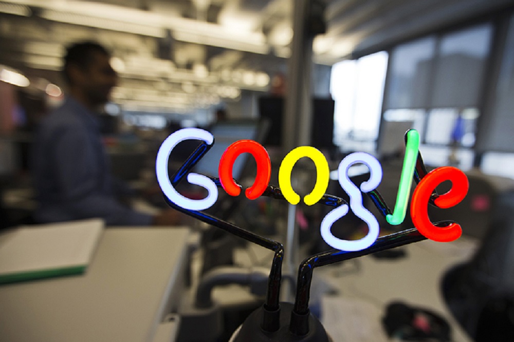 Enfeite colorido do Google com pessoas ao fundo desfocadas