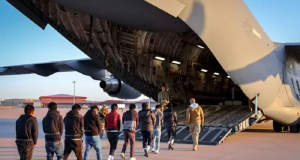 Imigrantes em fila para deportação