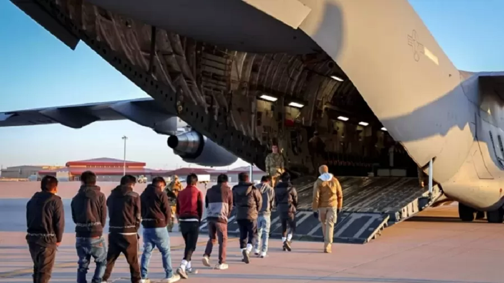 Imigrantes em fila para deportação