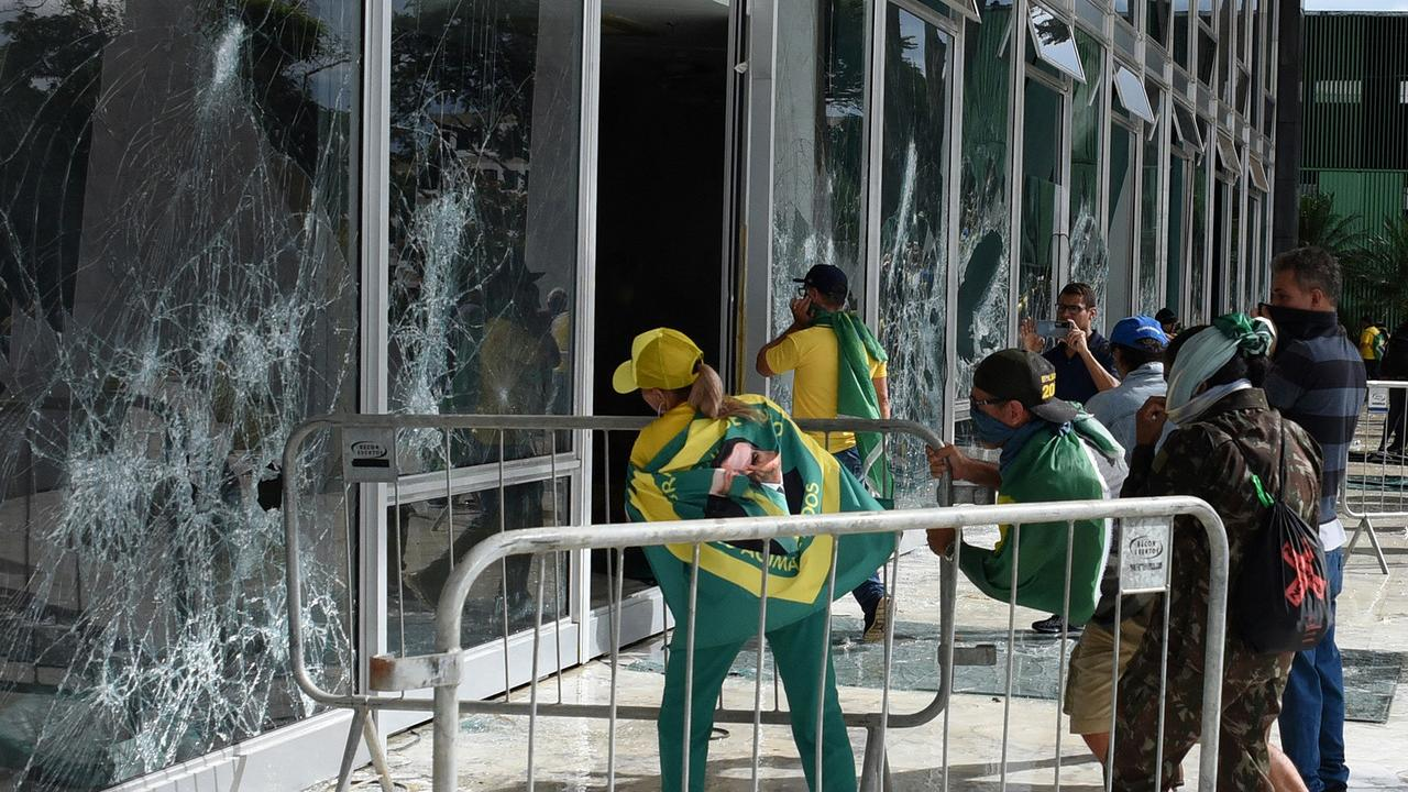 Golpistas na Praça dos Três Poderes em 8 de janeiro de 2023