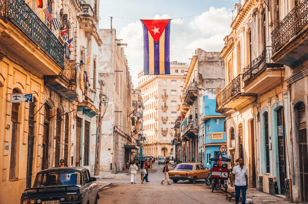 Pessoas caminhando em meio às ruas de Cuba
