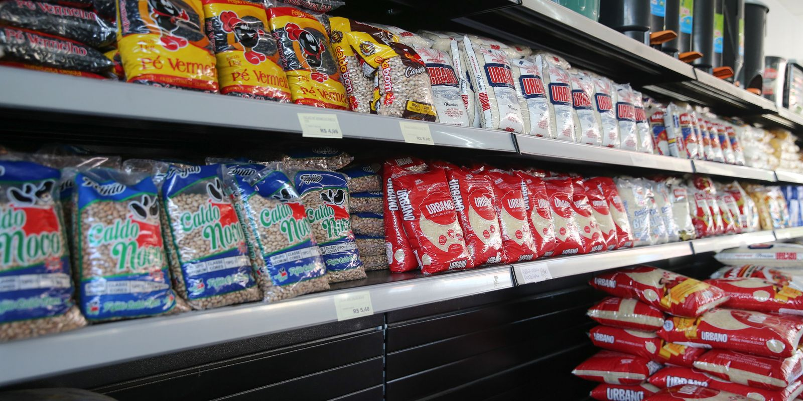 Prateleira de supermercado com alimentos da cesta básica